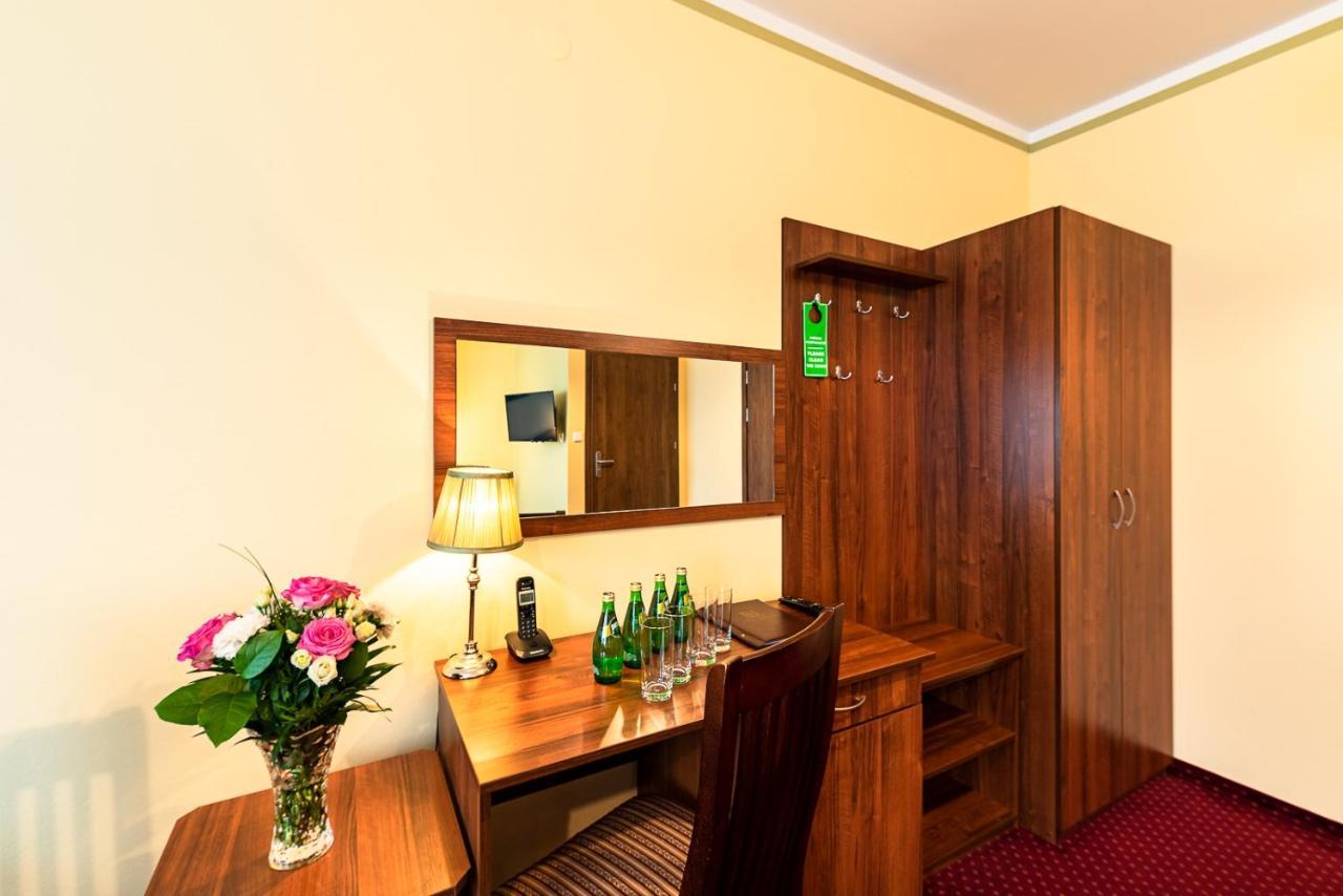 Hotel Kasztelan Dobczyce Bagian luar foto